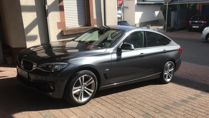 Grau Gebraucht 2015 BMW 320 Sport Line Limousine | 12.500 € (Fairer Preis) - Bild 1/4