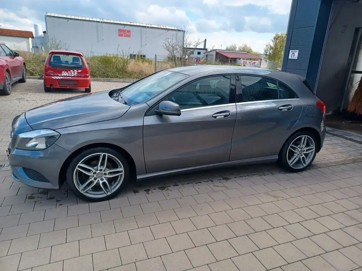 Gebraucht Mercedes A180 Style 122 PS (89 kW) 2013 Grau Limousine