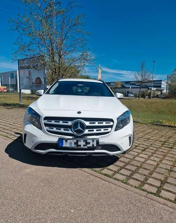 Weiß Gebraucht 2019 Mercedes GLA200 SUV | 18.490 € (Superpreis) - Bild 1/4