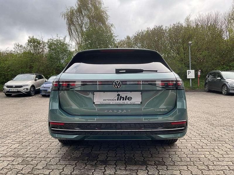 Gebraucht VW Passat Elegance 150 PS (110 kW) 2025 Maripositgrün metallic Kombi