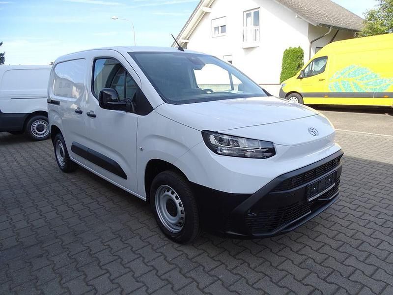 Weiß Gebraucht 2024 Toyota Proace City Van | 18.990 € (Fairer Preis) - Bild 1/4