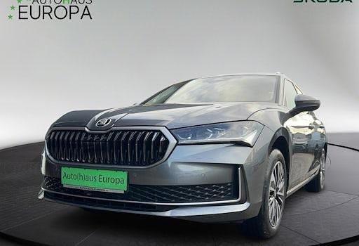 Neu Skoda Superb Selection 150 PS (110 kW) 2025 Grau Kombi