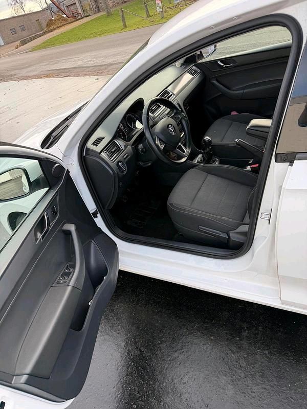 Gebraucht Skoda Rapid 90 PS (66 kW) 2016 Weiß Kleinwagen