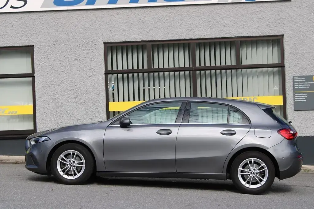 Gebraucht Mercedes A180 116 PS (85 kW) 2019 Grau Limousine