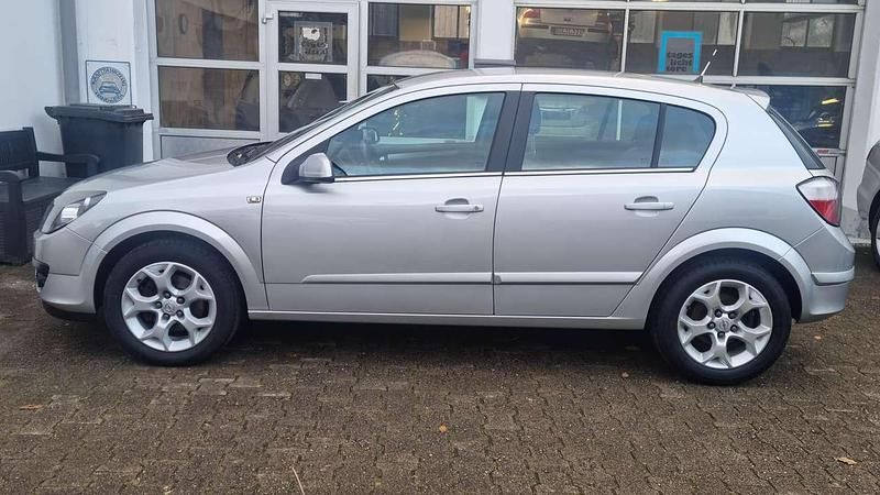 Second-hand Opel Astra Basis 105 CP (77 kW) 2006 Argintiu Berlinǎ