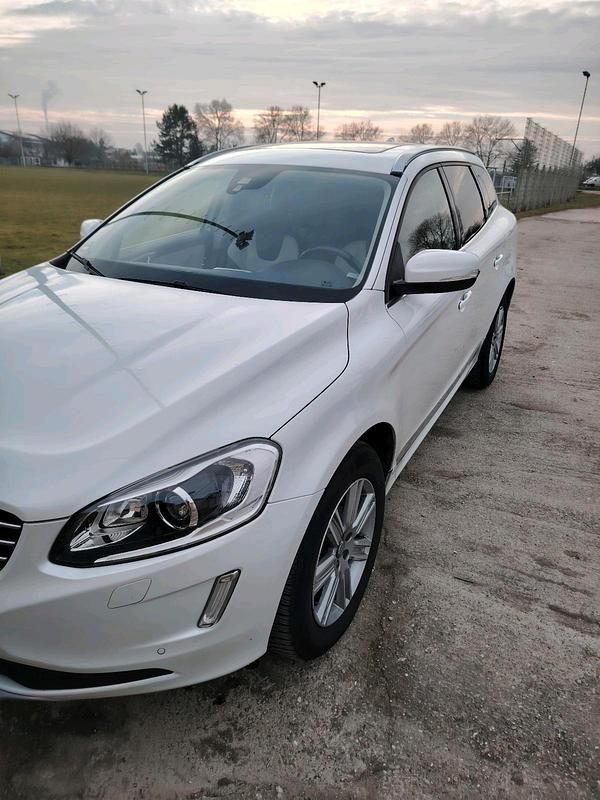 Weiß Gebraucht 2016 Volvo XC60 SUV | 19.900 € (Fairer Preis) - Bild 1/4
