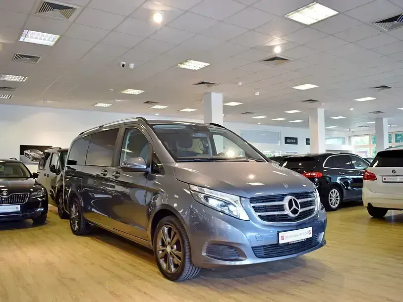Gebraucht Mercedes V220 163 PS (119 kW) 2017 Silber/grau Van / Kleinbus