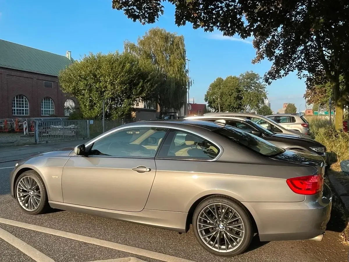Gebraucht BMW 325 218 PS (160 kW) 2011 Grau Coupé