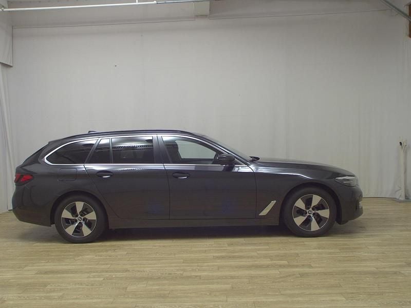 Grau Gebraucht 2020 BMW 520 Performance Kombi | 24.980 € (Guter Preis) - Bild 1/4