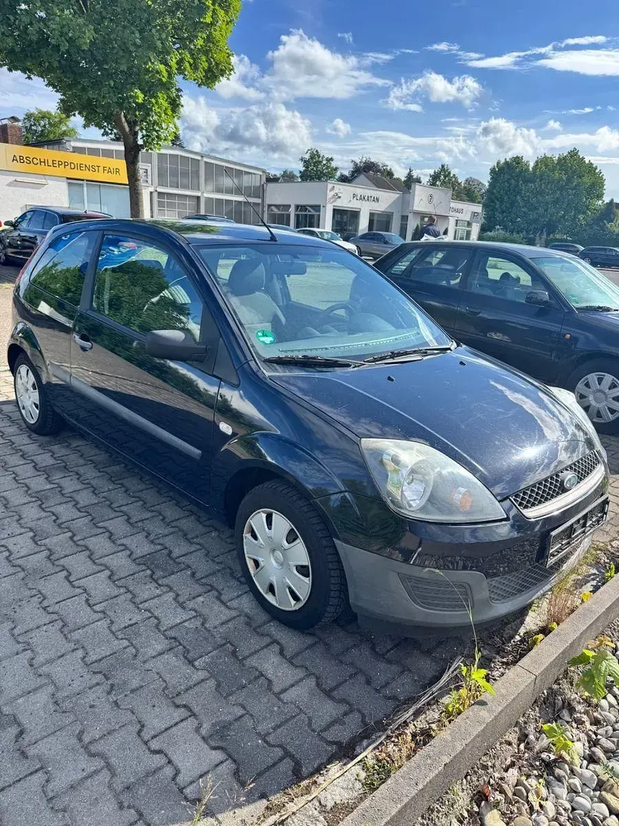 Gebraucht Ford Fiesta Ambiente 60 PS (44 kW) 2006 Blau Kleinwagen