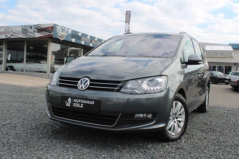 Grau Gebraucht 2017 VW Sharan Comfortline Van / Kleinbus | 27.999 € (Fairer Preis) - Bild 1/4