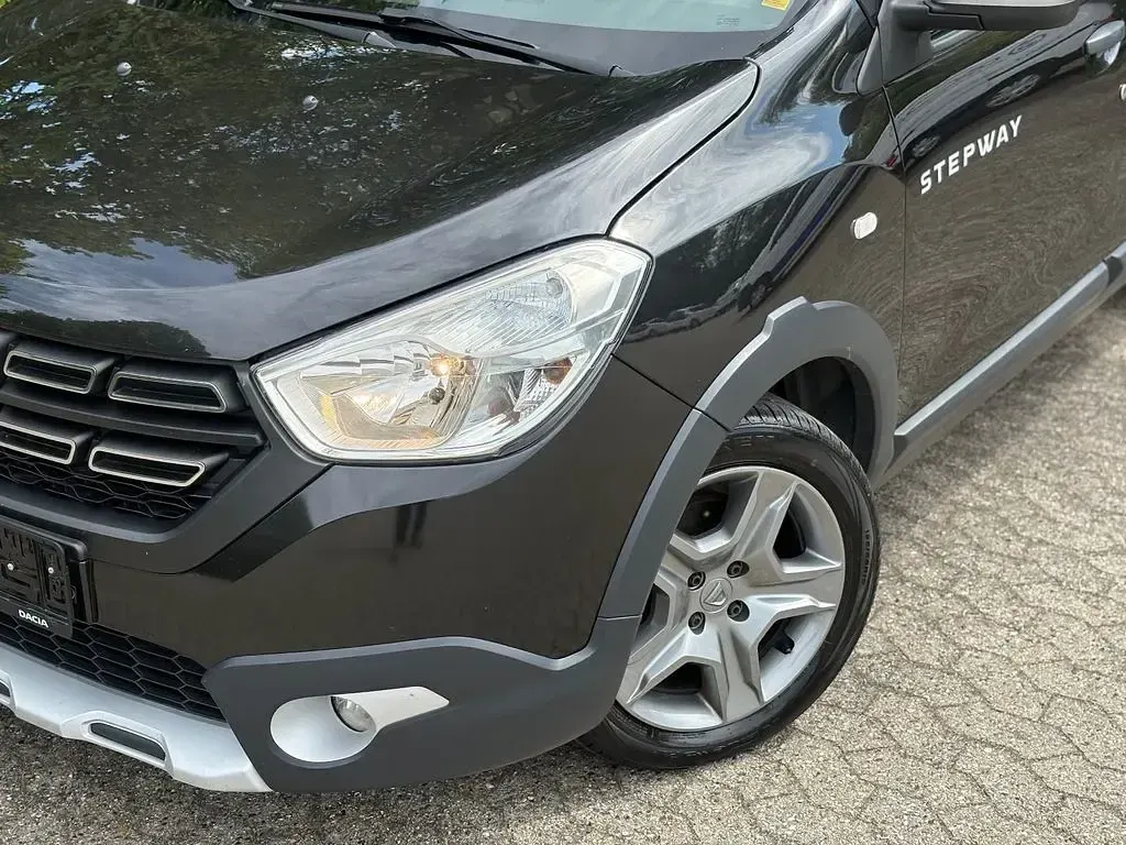Gebraucht Dacia Lodgy Stepway 95 PS (69 kW) 2021 Schwarz Van / Kleinbus