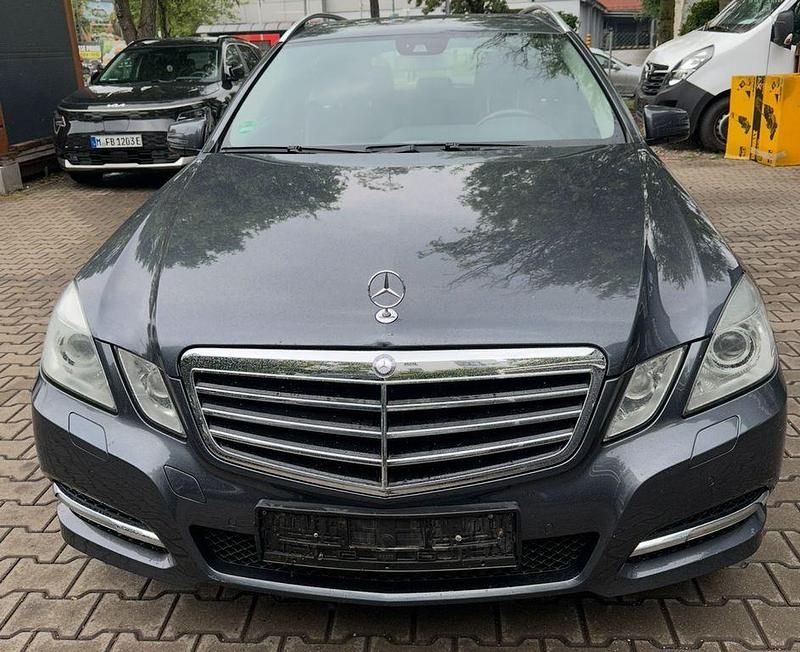 Silber Gebraucht 2011 Mercedes E200 Avantgarde Limousine | 6.950 € (Fairer Preis) - Bild 1/4