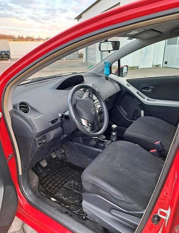 Gebraucht Toyota Yaris 69 PS (50 kW) 2011 Rot Kleinwagen