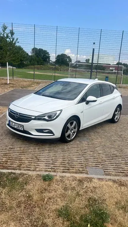 Gebraucht Opel Astra Dynamic 136 PS (100 kW) 2016 Weiß Limousine