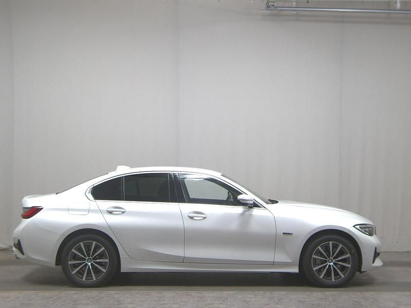 Weiss Gebraucht 2021 BMW 330e Sport Line Limousine | 26.980 € (Fairer Preis) - Bild 1/4