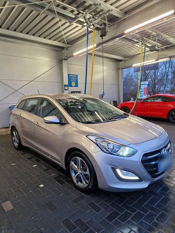 Gebraucht Hyundai i30 Select 101 PS (74 kW) 2017 Gold Kombi