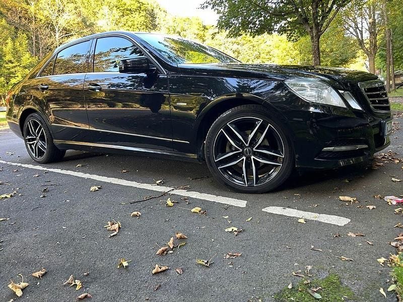 Schwarz Gebraucht 2012 Mercedes E220 Avantgarde Limousine | 7.900 € (Superpreis) - Bild 1/4