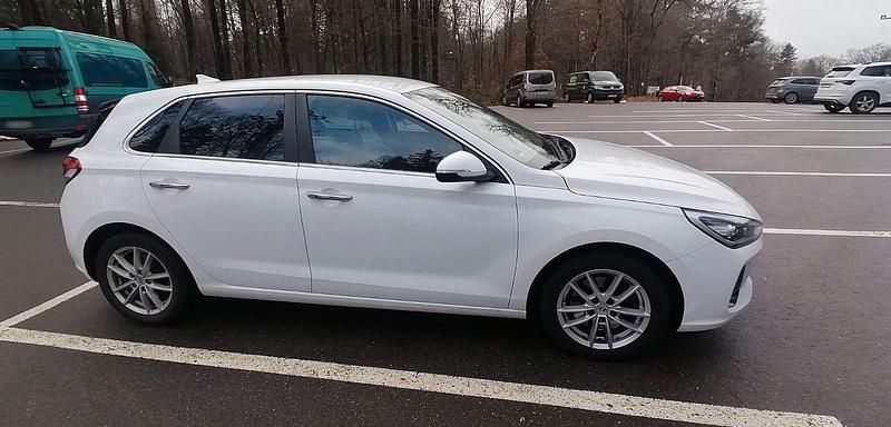 Gebraucht Hyundai i30 Edition 136 PS (100 kW) 2017 Weiß Limousine