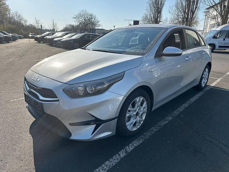 Silber Gebraucht 2023 Kia Ceed Edition 7 Limousine | 17.900 € (Fairer Preis) - Bild 1/4