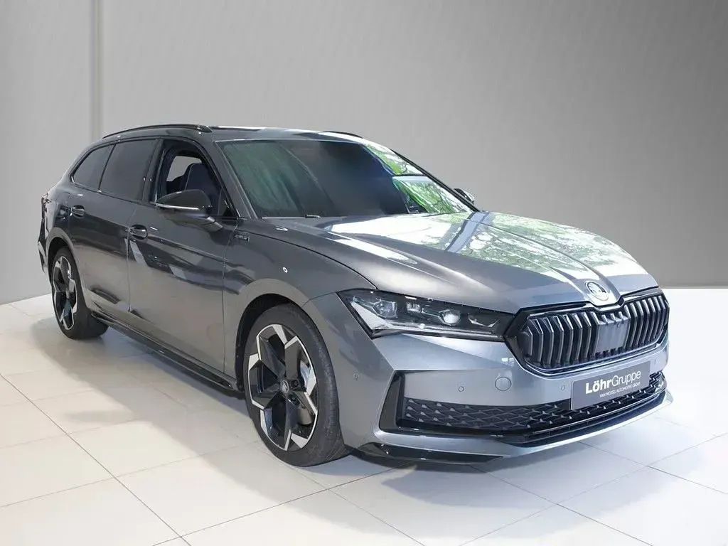Neu Skoda Superb SportLine 193 PS (141 kW) 2026 Graphitegrau metallic Kombi