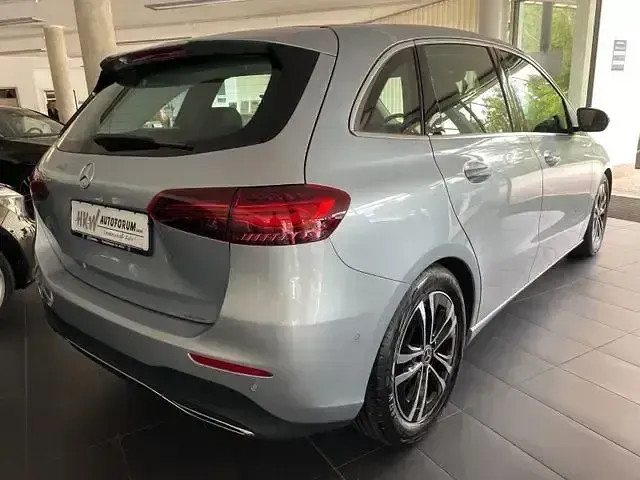Gebraucht Mercedes B200 163 PS (119 kW) 2025 Silber Kleinwagen