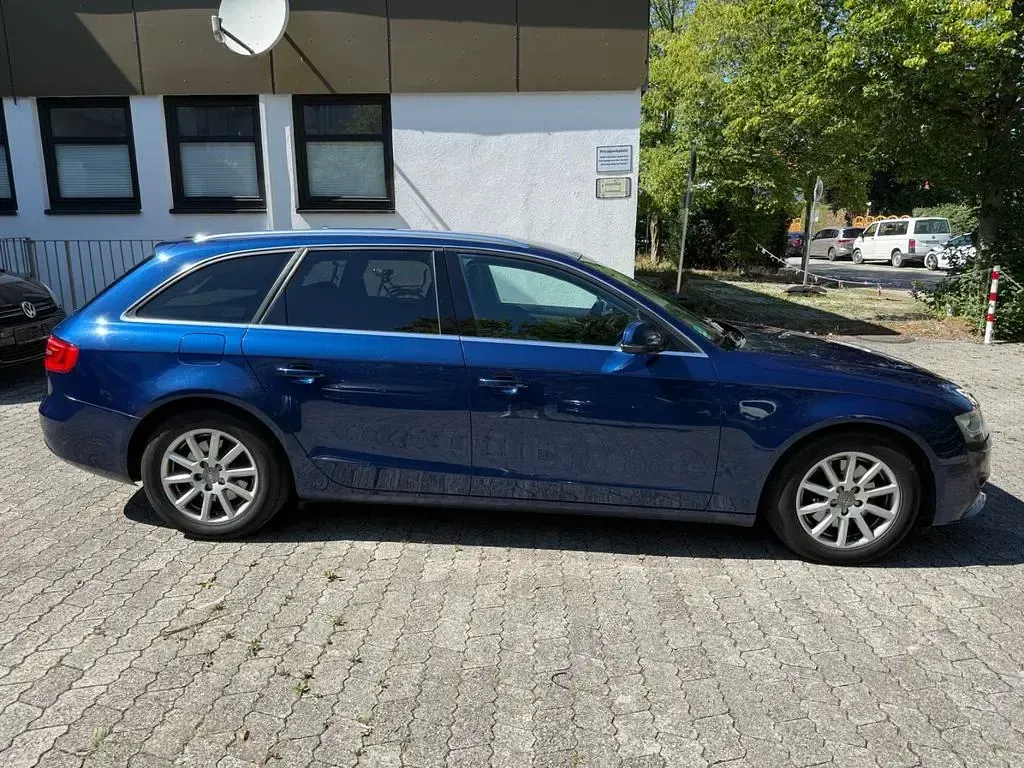 Gebraucht Audi A4 Attraction 177 PS (130 kW) 2012 Blau Kombi