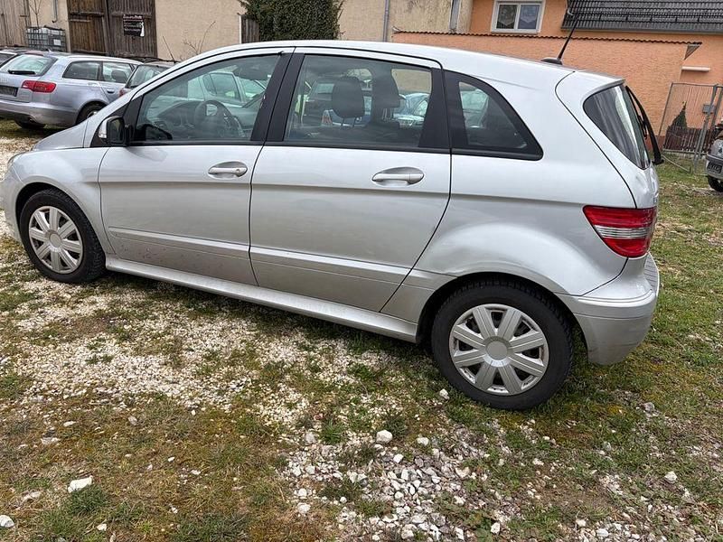 Gebraucht Mercedes B180 109 PS (80 kW) 2011 Silber Van / Kleinbus