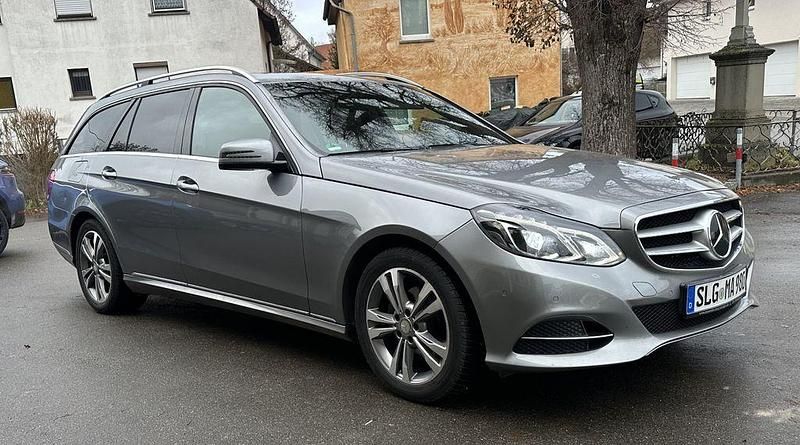Grau Gebraucht 2014 Mercedes E220 Avantgarde Limousine | 12.500 € (Guter Preis) - Bild 1/4