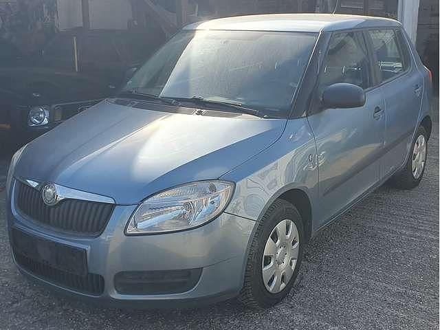 Satingrau metallic Gebraucht 2009 Skoda Fabia Classic Kleinwagen | 2.990 € (Etwas zu teuer) - Bild 1/4