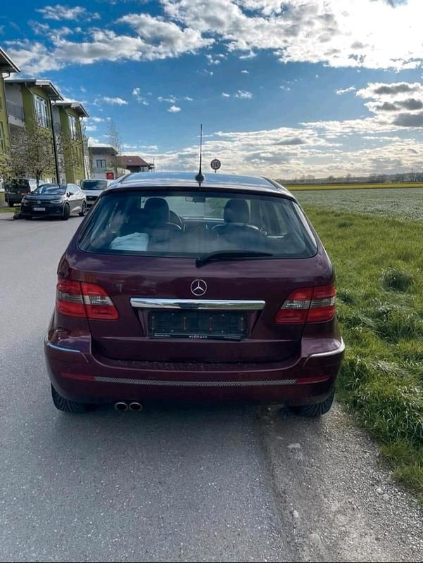 Rot Gebraucht 2006 Mercedes 200 Van / Kleinbus | 5.555 € - Bild 1/4