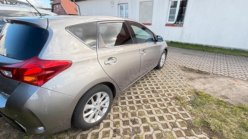 Gebraucht Toyota Auris 90 PS (66 kW) 2013 Grau Kleinwagen
