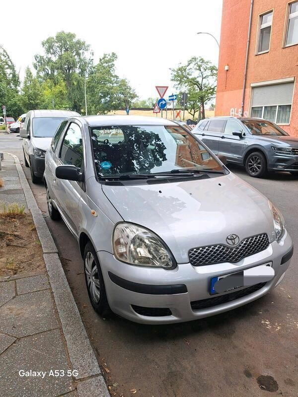 Silber Gebraucht 2004 Toyota Yaris Kleinwagen | 1.299 € (Fairer Preis) - Bild 1/4