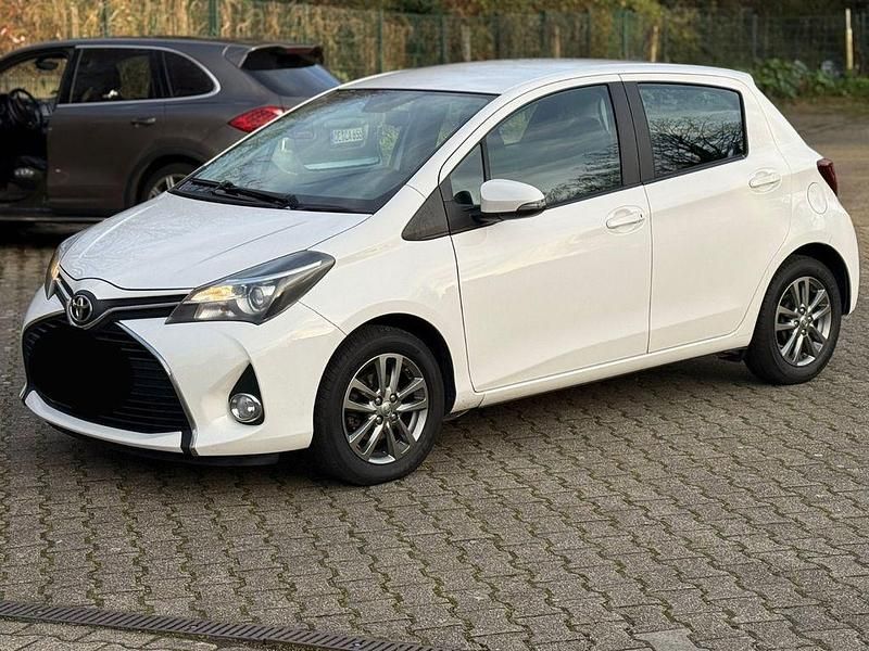 Weiß Gebraucht 2014 Toyota Yaris Comfort Limousine | 6.900 € (Fairer Preis) - Bild 1/4