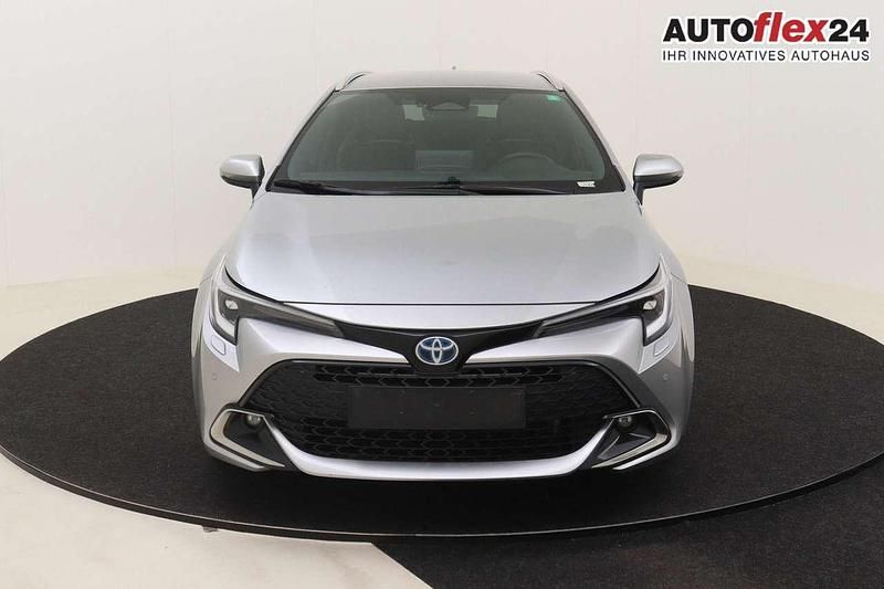 Silver metallic Gebraucht 2024 Toyota Corolla Kombi | 27.811 € (Fairer Preis) - Bild 1/4