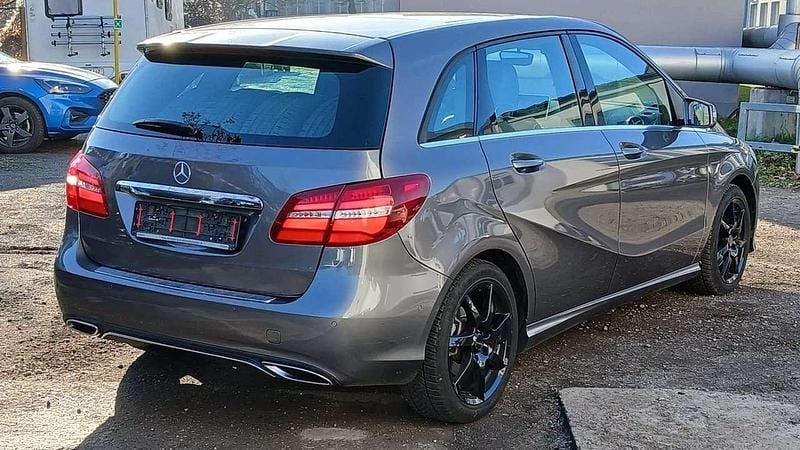 Gebraucht Mercedes B200 Urban 140 PS (102 kW) 2017 Mountaingrau Van / Kleinbus