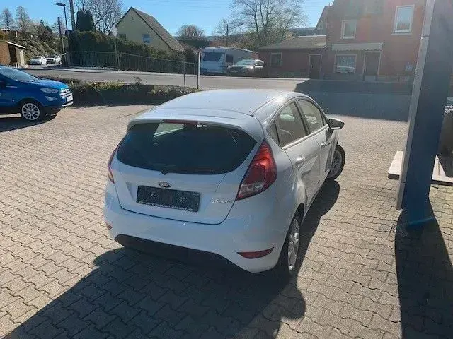 Gebraucht Ford Fiesta 92 PS (67 kW) 2017 Weiß Kleinwagen