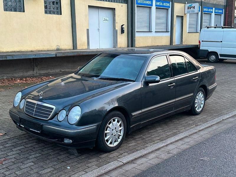 Blau Gebraucht 2002 Mercedes E240 Elegance Limousine | 3.150 € (Superpreis) - Bild 1/4