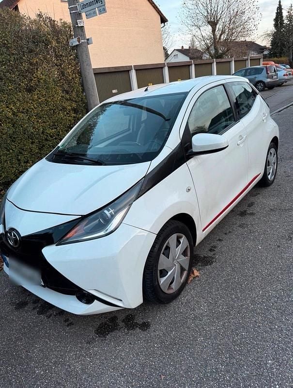 Weiß Gebraucht 2016 Toyota Aygo Kleinwagen | 5.600 € (Guter Preis) - Bild 1/4