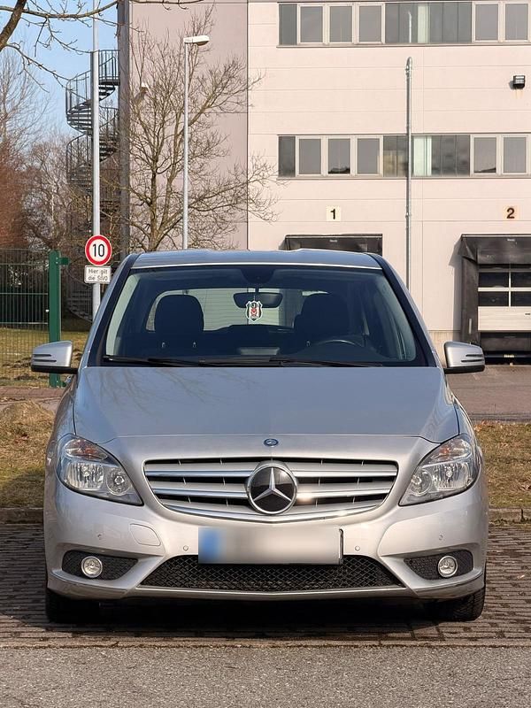 Gebraucht Mercedes B180 122 PS (89 kW) 2014 Silber Van / Kleinbus