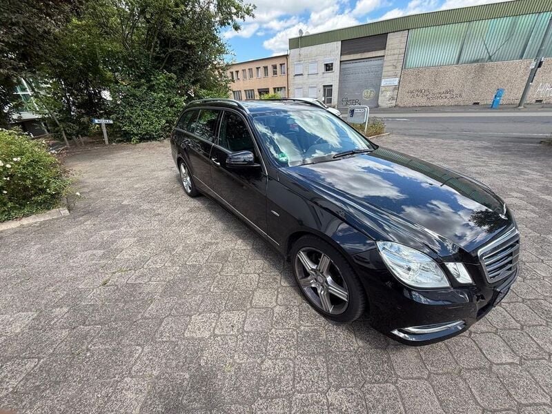 Schwarz Gebraucht 2010 Mercedes E350 Avantgarde Limousine | 12.700 € (Fairer Preis) - Bild 1/4