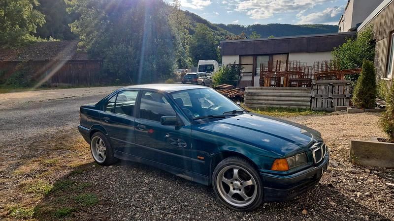Grün Gebraucht 1997 BMW 316 Limousine | 1.500 € (Superpreis) - Bild 1/4