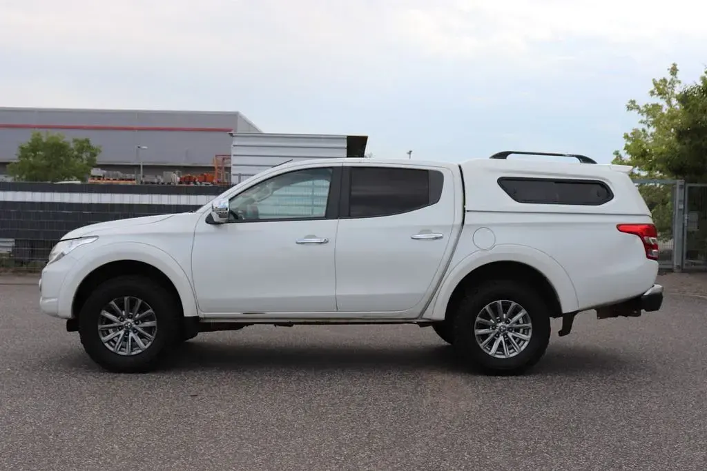 Gebraucht Mitsubishi L200 Plus 181 PS (133 kW) 2015 Weiß Pickup