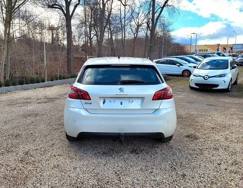 Gebraucht Peugeot 308 Active 125 PS (91 kW) 2015 Weiß Limousine