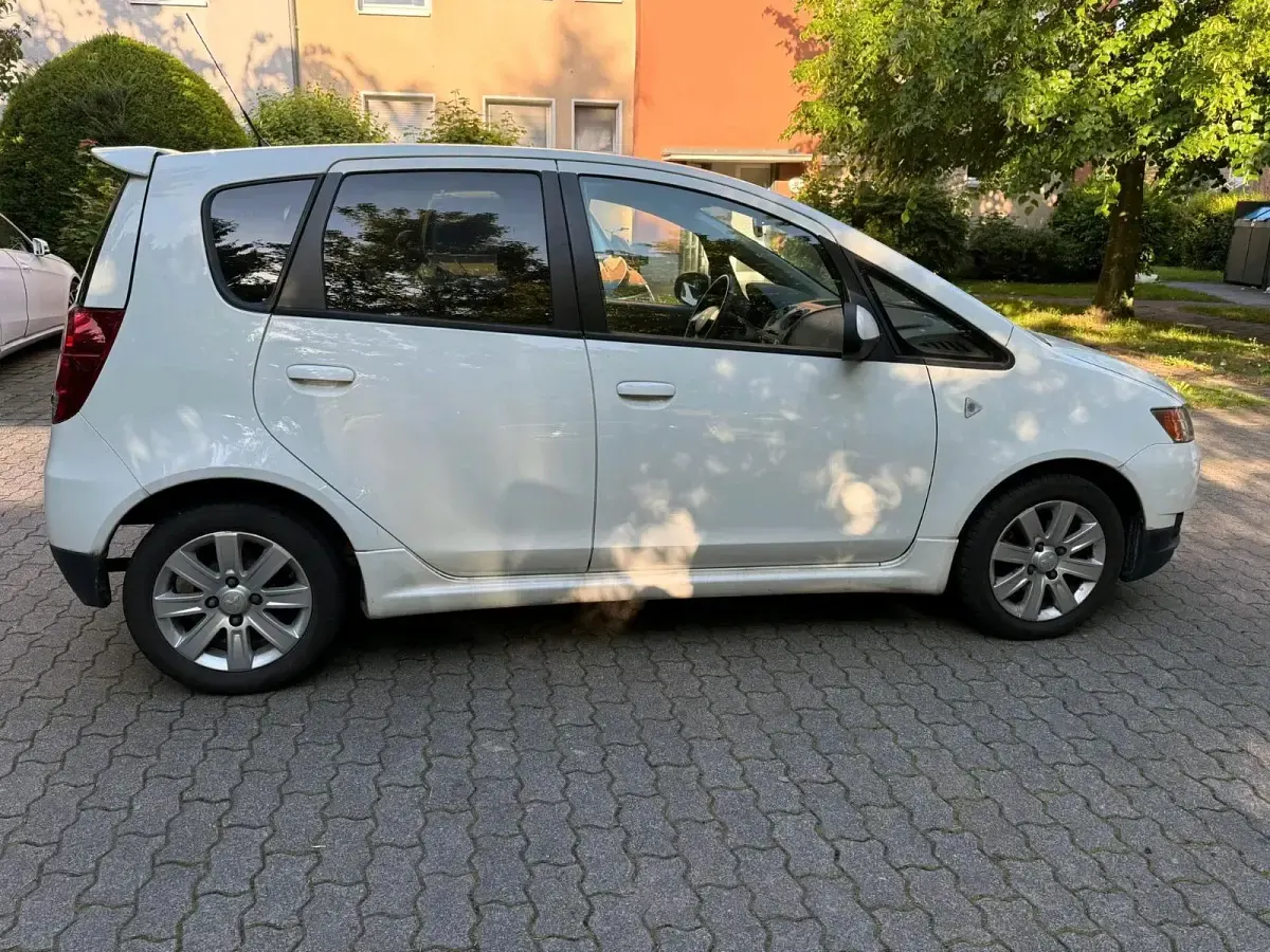 Begagnad Mitsubishi Colt 75 HK (55 kW) 2012 Vit Halvkombi