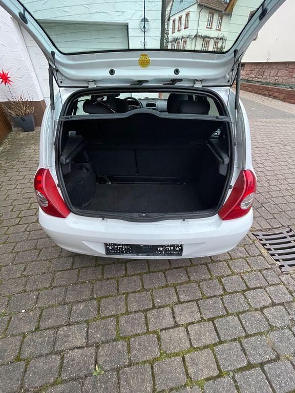 Gebraucht Renault Clio II Authentique 58 PS (42 kW) 2010 Weiß Limousine