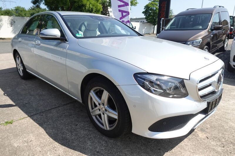 Silber Gebraucht 2018 Mercedes E250 Limousine | 25.490 € (Guter Preis) - Bild 1/4