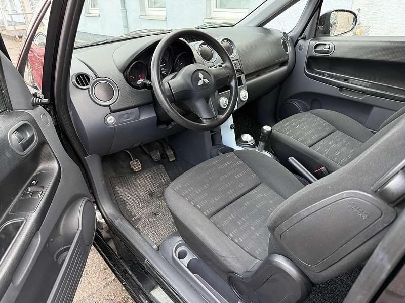 Gebraucht Mitsubishi Colt Inform 75 PS (55 kW) 2005 Cosmosschwarz Kleinwagen