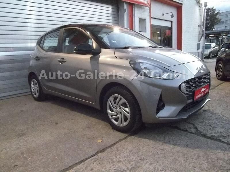 Gebraucht Hyundai i10 Trend 84 PS (61 kW) 2022 Silber Kleinwagen