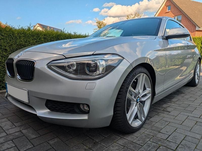 Silber Gebraucht 2012 BMW 125 Performance Kleinwagen | 9.900 € (Fairer Preis) - Bild 1/4